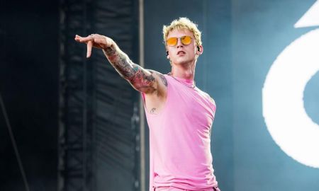 ชม Machine Gun Kelly แร็พรัวเป็นปืนกลในซิงเกิ้ลใหม่ Breaking News 2