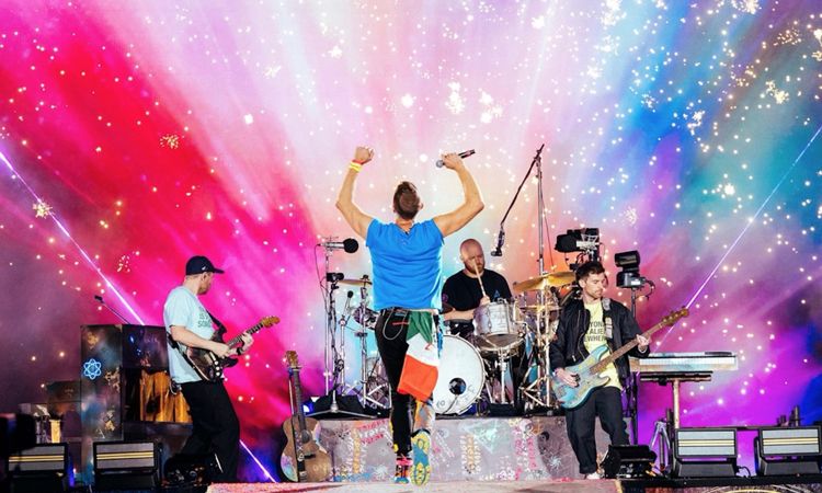 Coldplay ปล่อยเอ็มวี Humankind ที่ได้แฟนๆ คอนเสิร์ตในเม็กซิโกมาร่วมเข้าฉาก