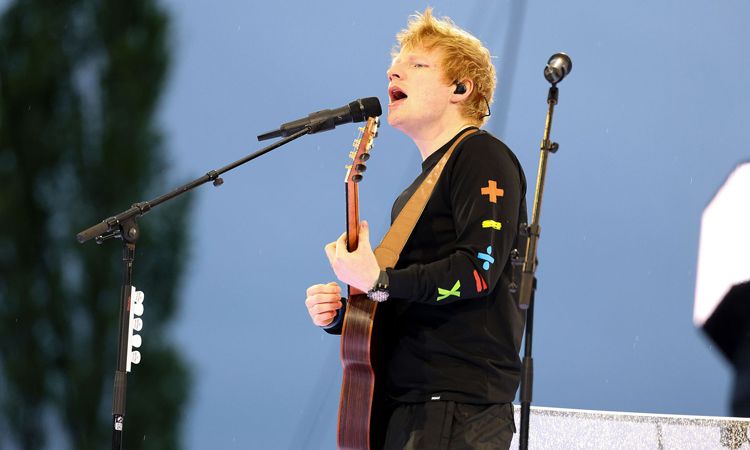 Ed Sheeran ขึ้นแท่นเป็นศิลปินคนเแรกที่มีผลงานติดชาร์ตบิลบอร์ดนาน 1 ปีถึง 5 เพลง