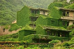 หมู่บ้านร้างในจีนที่น่ากลัว กลายสภาพเป็นสีเขียวดุจเมืองในเทพนิยาย !!