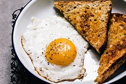 สูตรลับการทอดไข่ดาวแบบอเมริกันเบรคฟาส ไข่ขาวสีน้ำตาลกรอบ แต่ไข่แดงไม่สุก