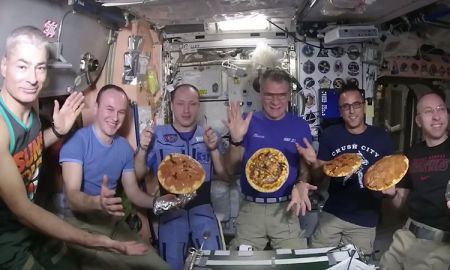 Pizza in Space : ปาร์ตี้พิซซ่าของนักบินอวกาศ