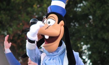 9 สิ่งที่คุณไม่เคยรู้ เกี่ยวกับสวนสนุก Disney จากปากของชาย ผู้สวมชุดกูฟฟี่นานกว่า 20 ปี